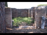 05998 ostia - regio iii - insula vii - caseggiato (iii,vii,6) - raum an der decumanus maximus - bli ri nordwesten - 06-2024.jpg